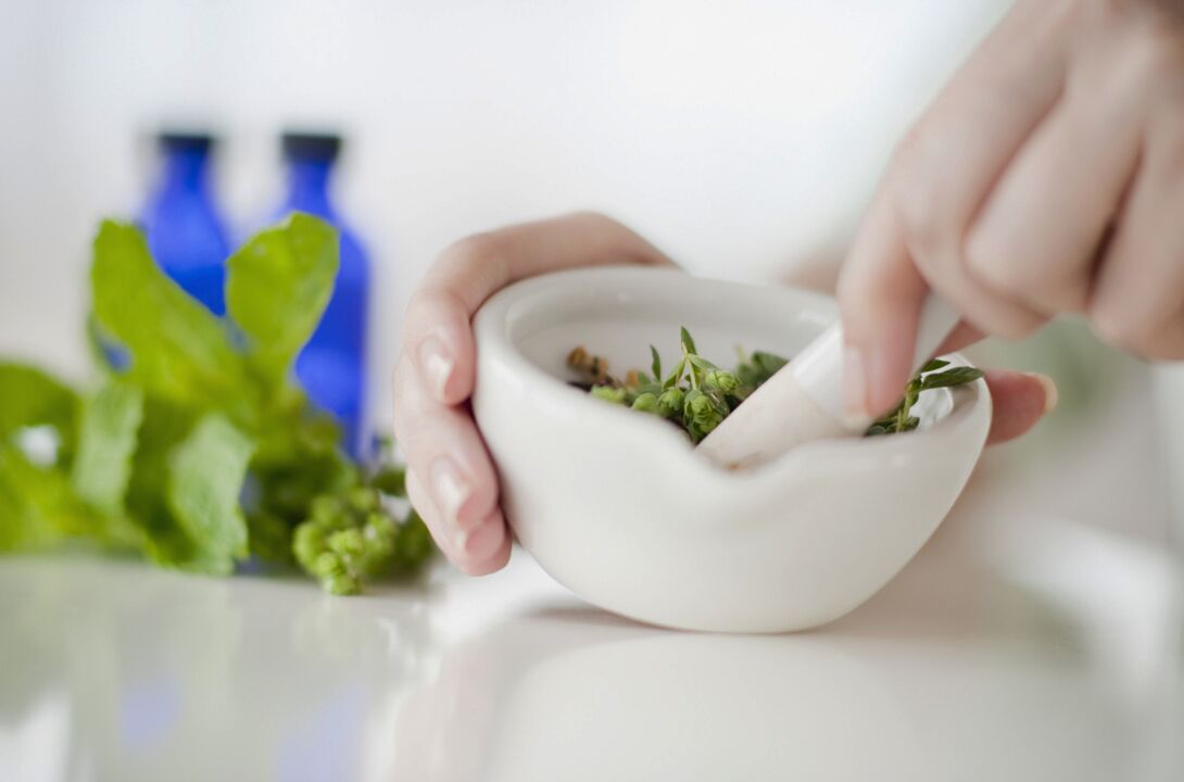 Traitement traditionnel des douleurs articulaires avec des herbes médicinales. 